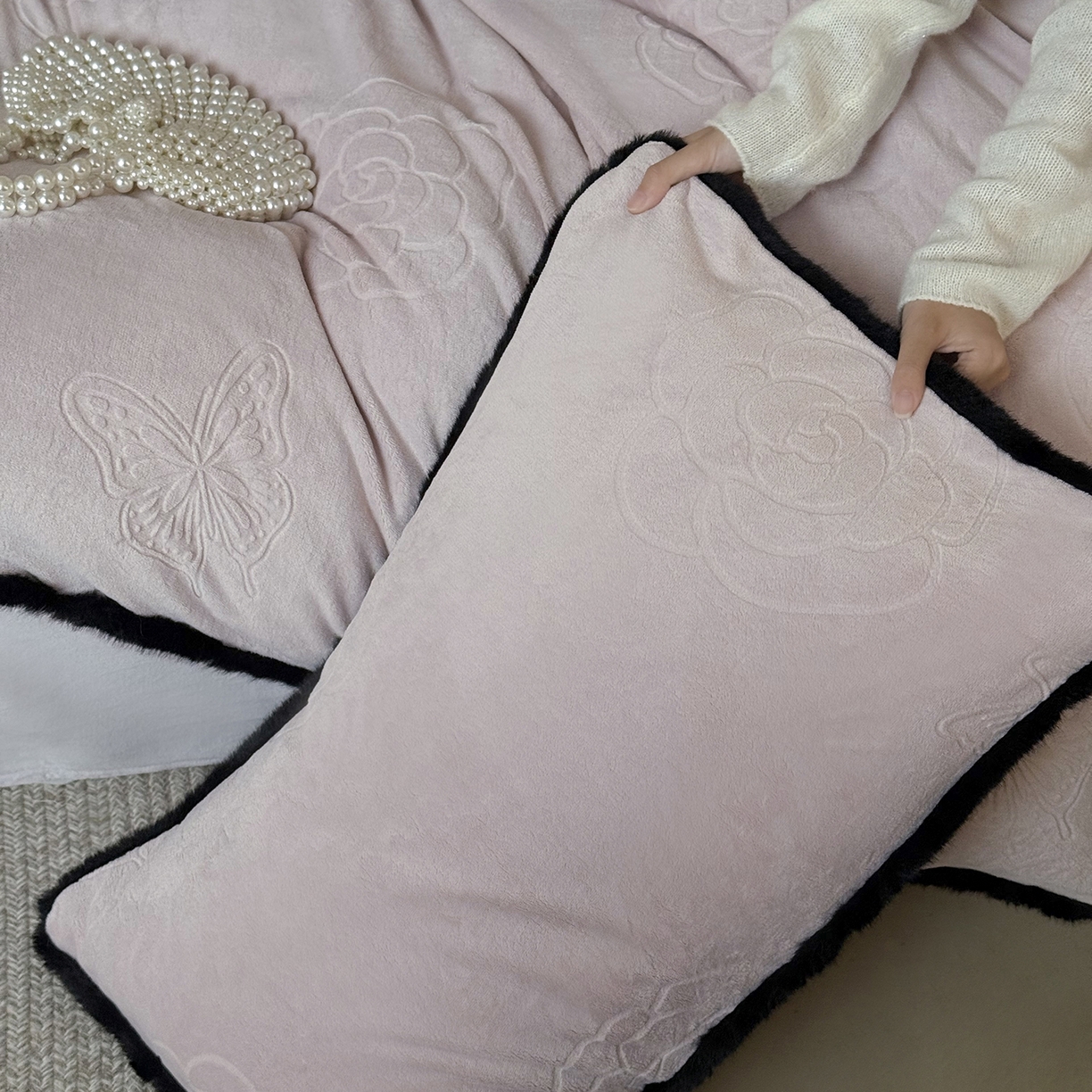 91家纺网 家纺一手货源 找家纺 （总）三味舒屋 2025新款毛边雕花牛奶绒四件套-纪芙拉