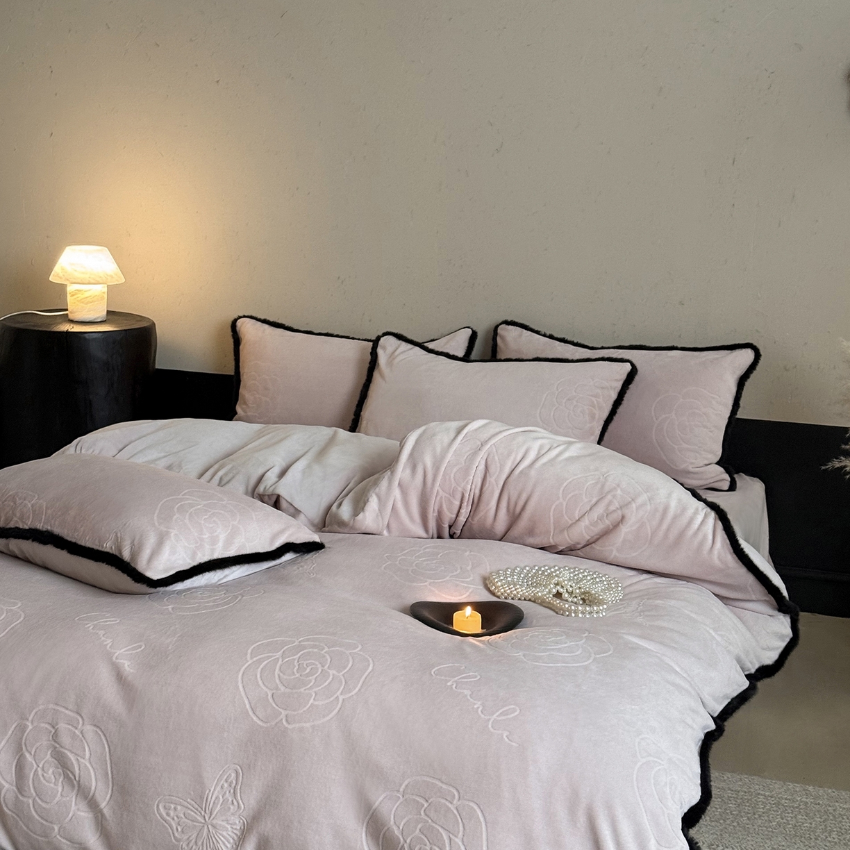 91家纺网 家纺一手货源 找家纺 （总）三味舒屋 2025新款毛边雕花牛奶绒四件套-纪芙拉