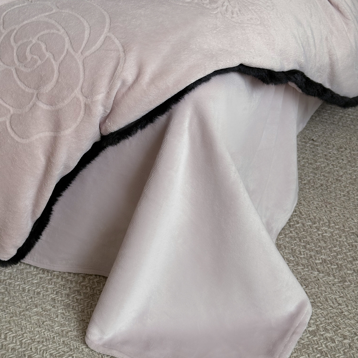 91家纺网 家纺一手货源 找家纺 （总）三味舒屋 2025新款毛边雕花牛奶绒四件套-纪芙拉