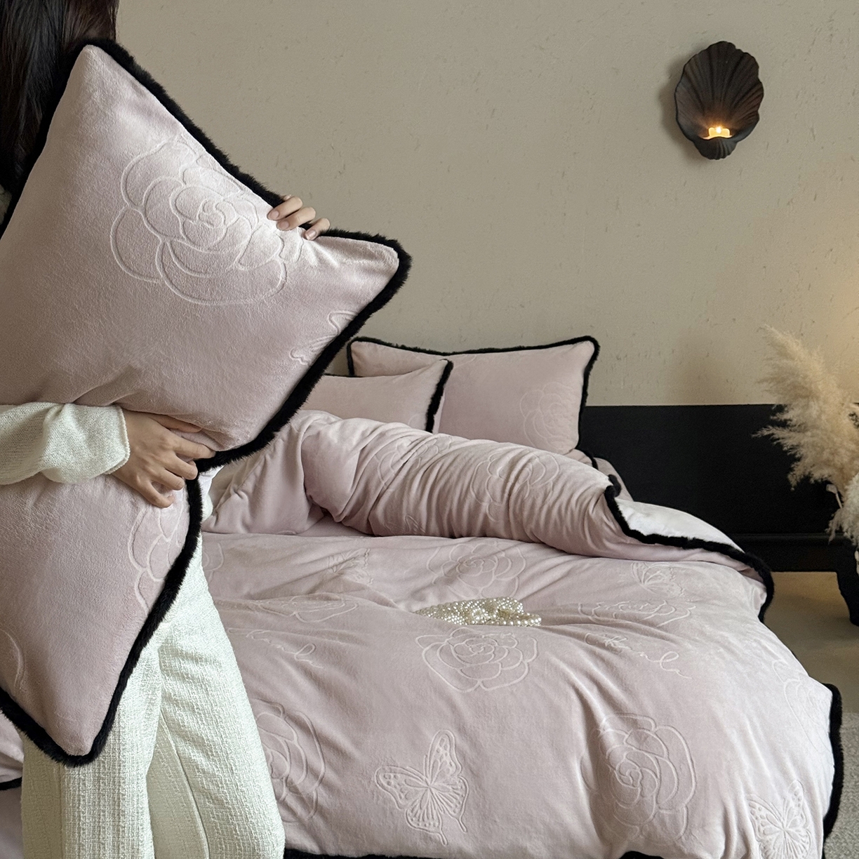 91家纺网 家纺一手货源 找家纺 （总）三味舒屋 2025新款毛边雕花牛奶绒四件套-纪芙拉