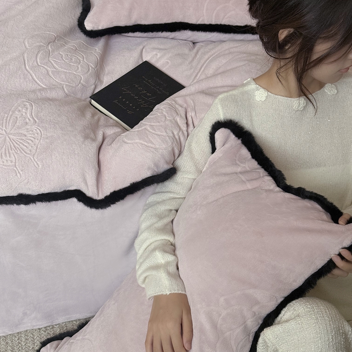 91家纺网 家纺一手货源 找家纺 三味舒屋 2025新款毛边雕花牛奶绒四件套-纪芙拉 纪芙-拉粉