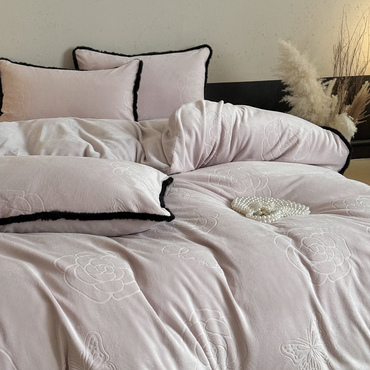 91家纺网 家纺一手货源 找家纺 三味舒屋 2025新款毛边雕花牛奶绒四件套-纪芙拉 纪芙-拉粉