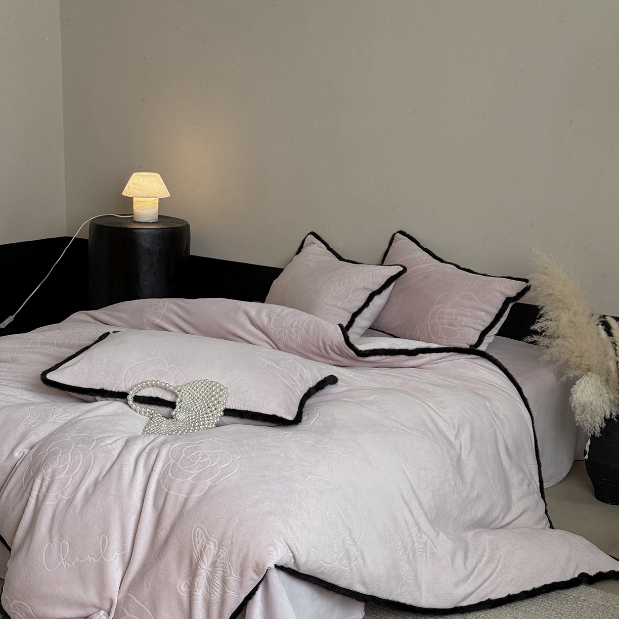 91家纺网 家纺一手货源 找家纺 三味舒屋 2025新款毛边雕花牛奶绒四件套-纪芙拉 纪芙-拉粉