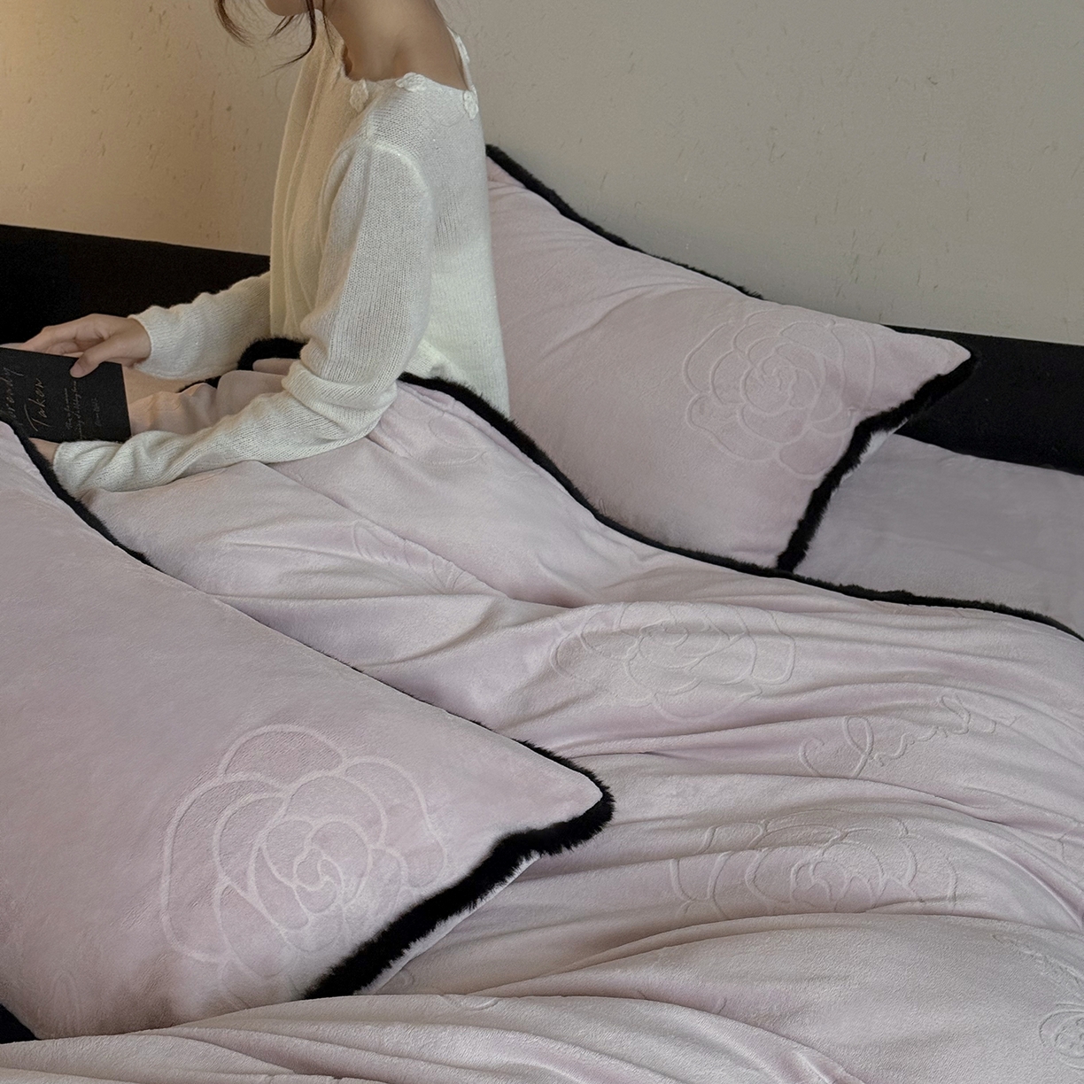 91家纺网 家纺一手货源 找家纺 三味舒屋 2025新款毛边雕花牛奶绒四件套-纪芙拉 纪芙-拉粉