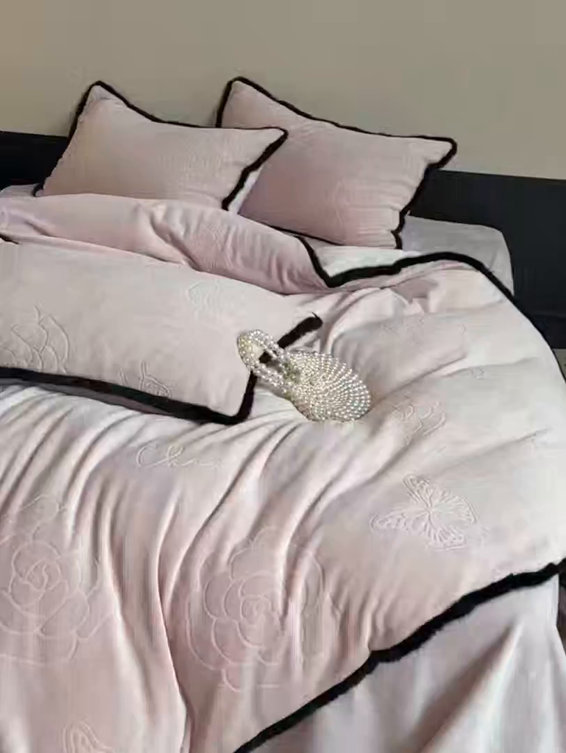 91家纺网 家纺一手货源 找家纺 （总）三味舒屋 2025新款毛边雕花牛奶绒四件套-纪芙拉