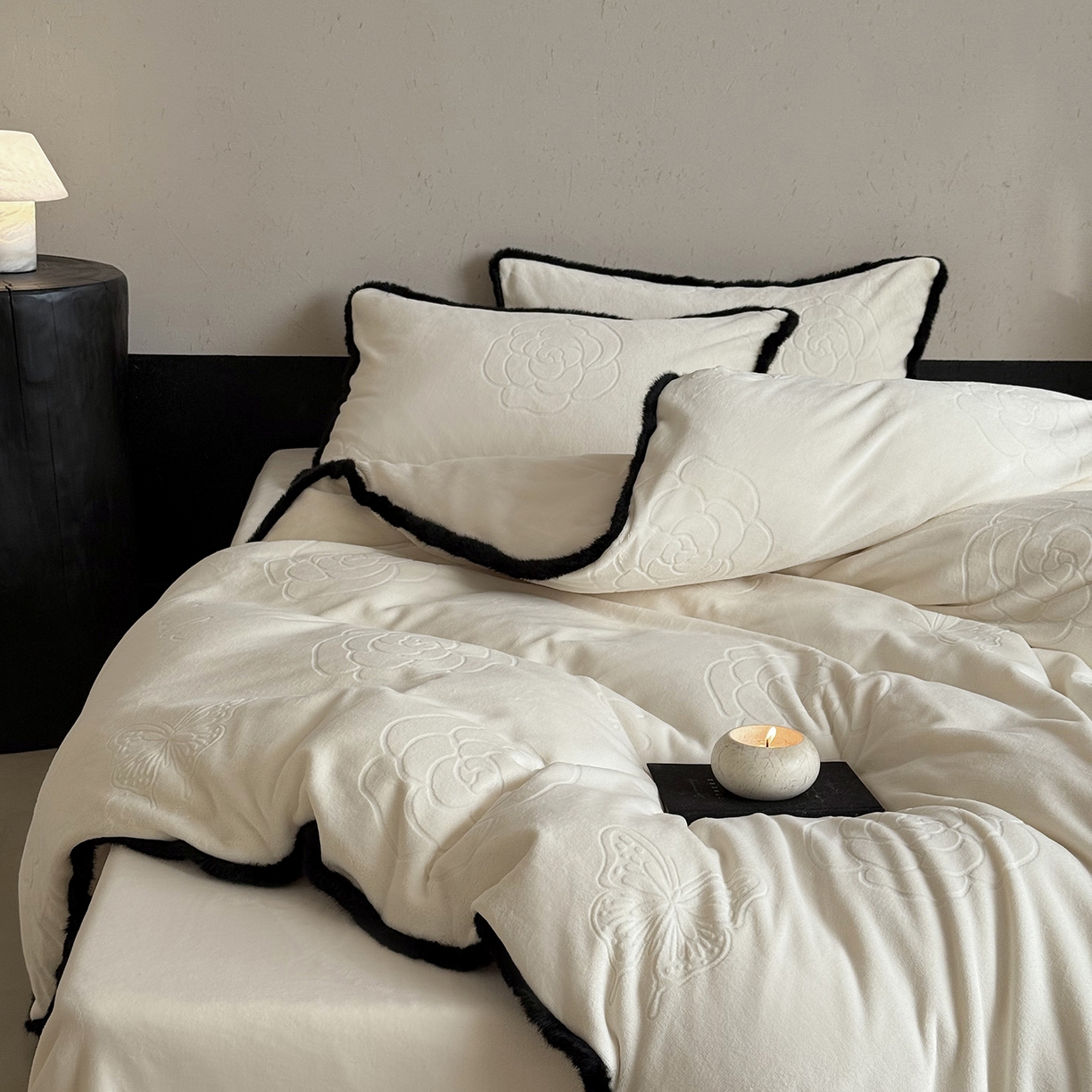 91家纺网 家纺一手货源 找家纺 三味舒屋 2025新款毛边雕花牛奶绒四件套-纪芙拉 纪芙拉-奶白