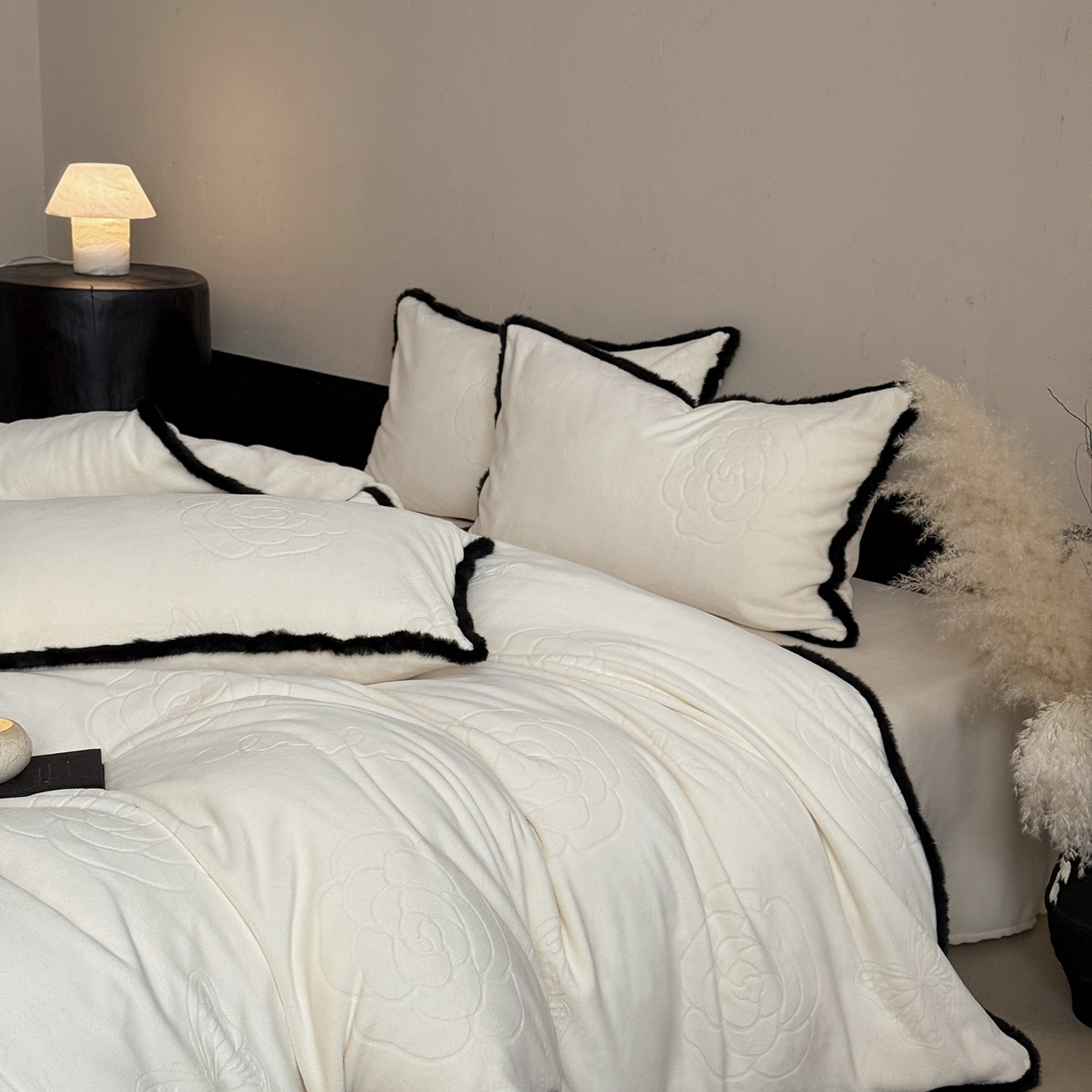 91家纺网 家纺一手货源 找家纺 三味舒屋 2025新款毛边雕花牛奶绒四件套-纪芙拉 纪芙拉-奶白