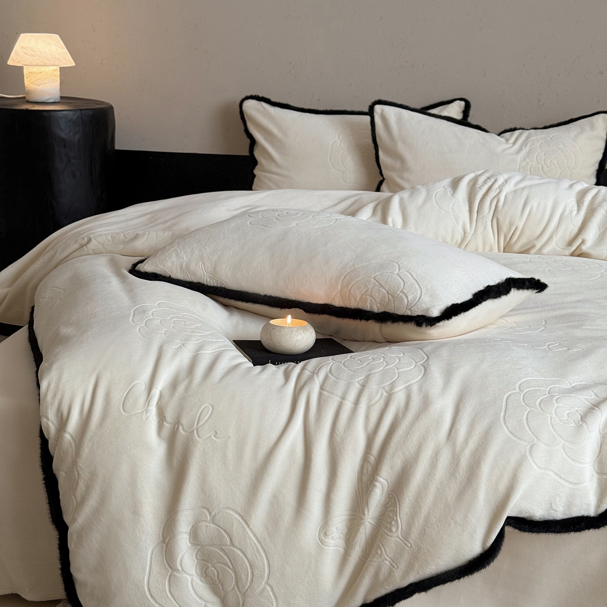 91家纺网 家纺一手货源 找家纺 三味舒屋 2025新款毛边雕花牛奶绒四件套-纪芙拉 纪芙拉-奶白