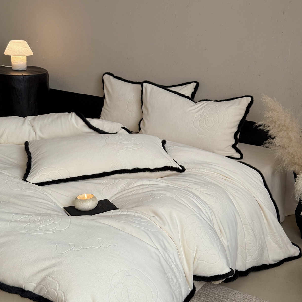 91家纺网 家纺一手货源 找家纺 三味舒屋 2025新款毛边雕花牛奶绒四件套-纪芙拉 纪芙拉-奶白