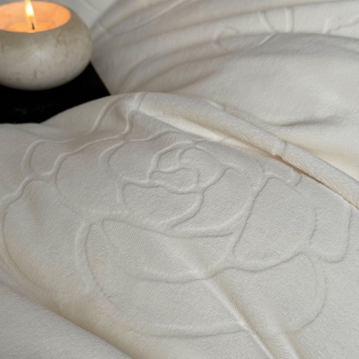 91家纺网 家纺一手货源 找家纺 三味舒屋 2025新款毛边雕花牛奶绒四件套-纪芙拉 纪芙拉-奶白