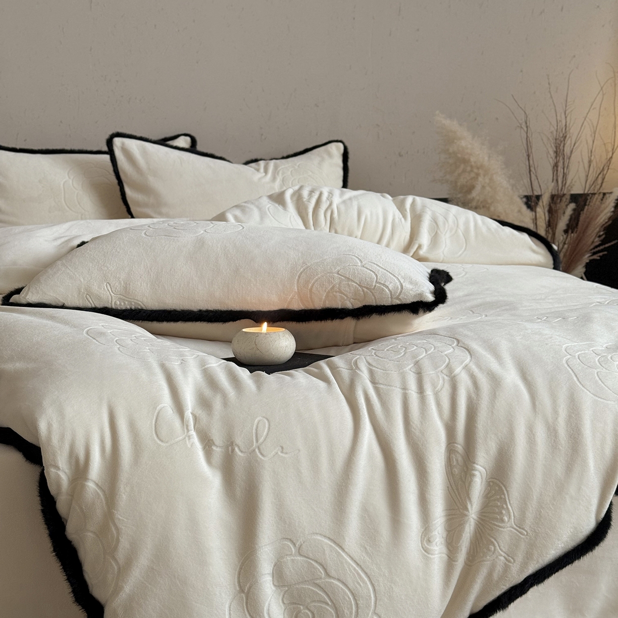 91家纺网 家纺一手货源 找家纺 三味舒屋 2025新款毛边雕花牛奶绒四件套-纪芙拉 纪芙拉-奶白