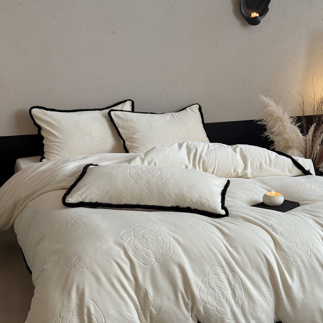 91家纺网 家纺一手货源 找家纺 三味舒屋 2025新款毛边雕花牛奶绒四件套-纪芙拉 纪芙拉-奶白