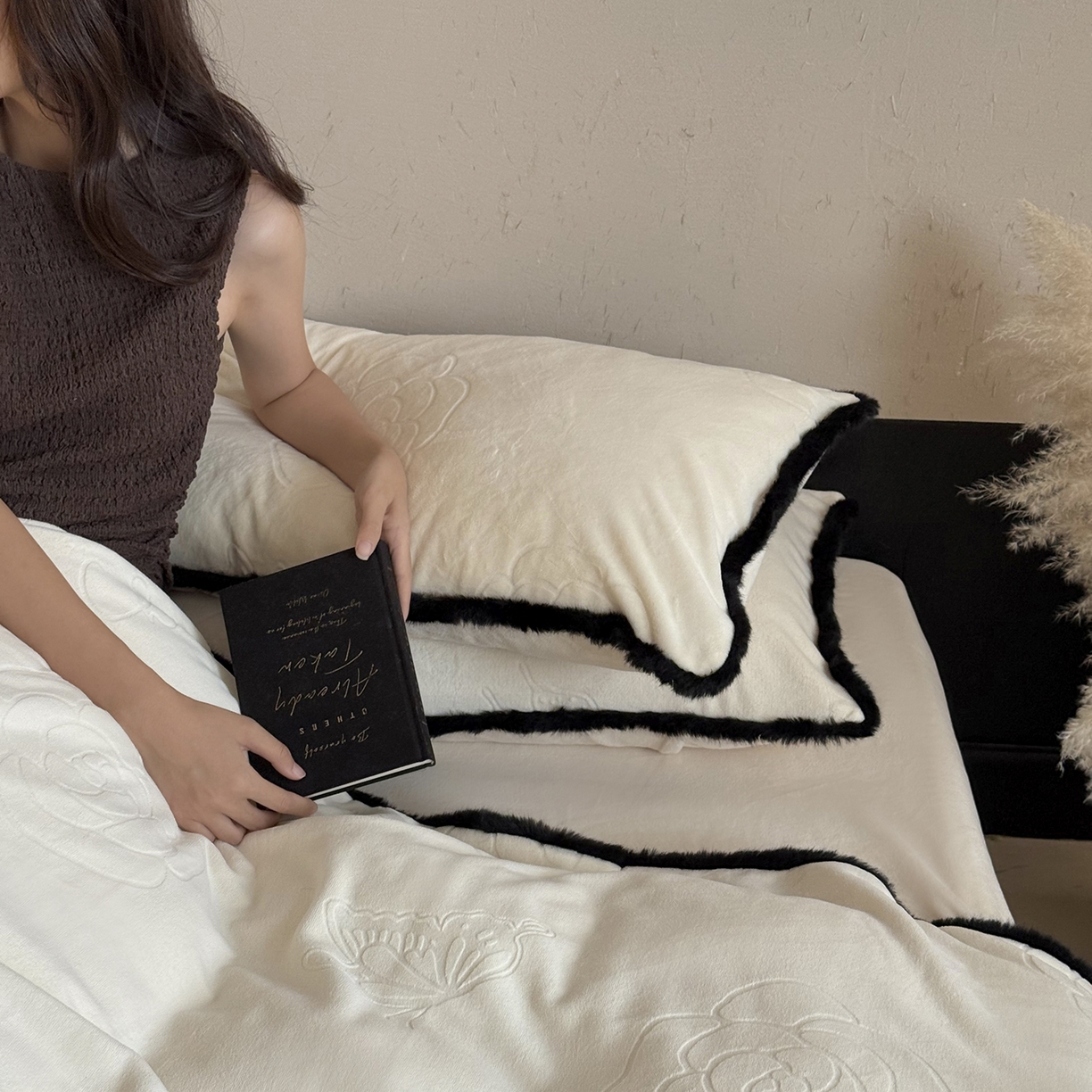 91家纺网 家纺一手货源 找家纺 三味舒屋 2025新款毛边雕花牛奶绒四件套-纪芙拉 纪芙拉-奶白