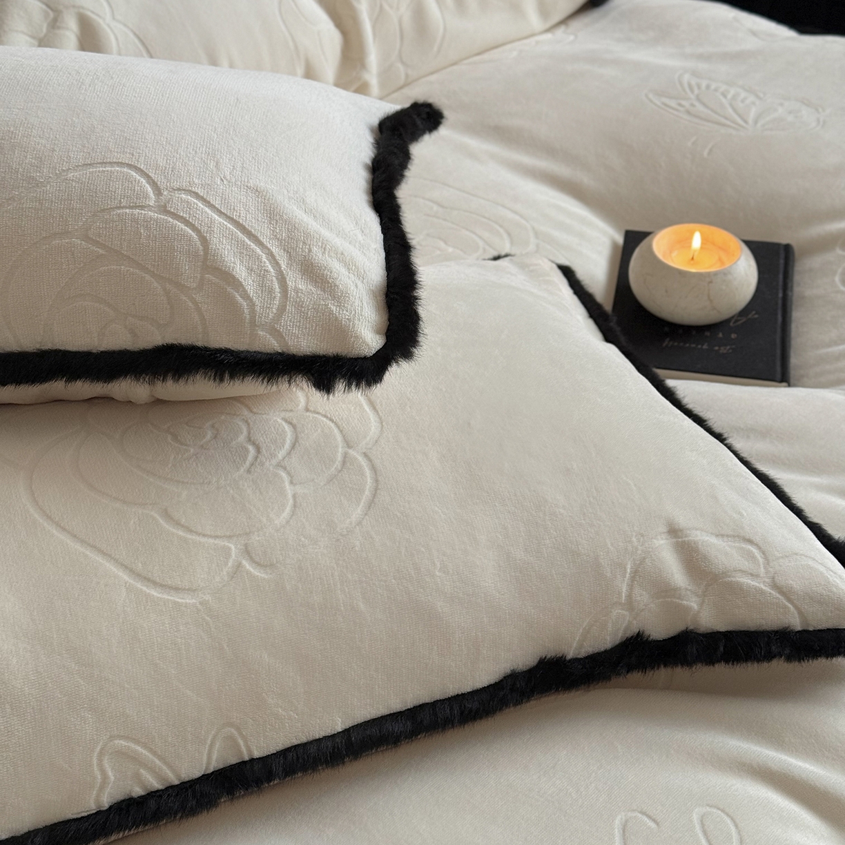 91家纺网 家纺一手货源 找家纺 三味舒屋 2025新款毛边雕花牛奶绒四件套-纪芙拉 纪芙拉-奶白