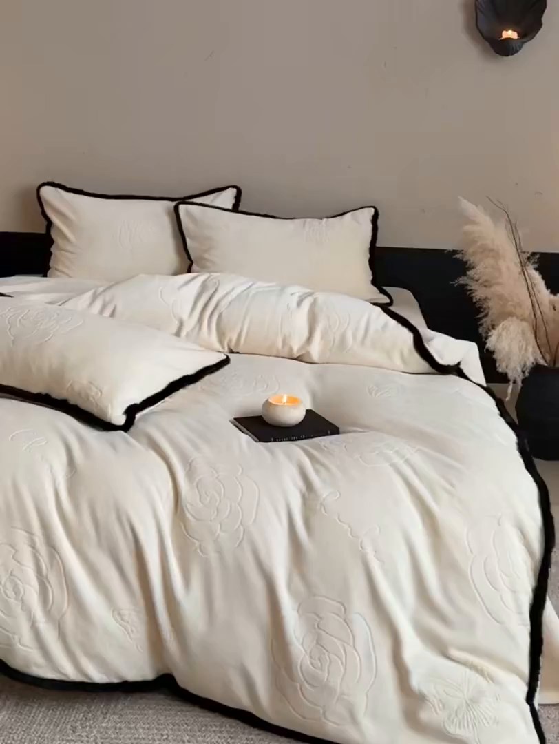 91家纺网 家纺一手货源 找家纺 三味舒屋 2025新款毛边雕花牛奶绒四件套-纪芙拉 纪芙拉-奶白