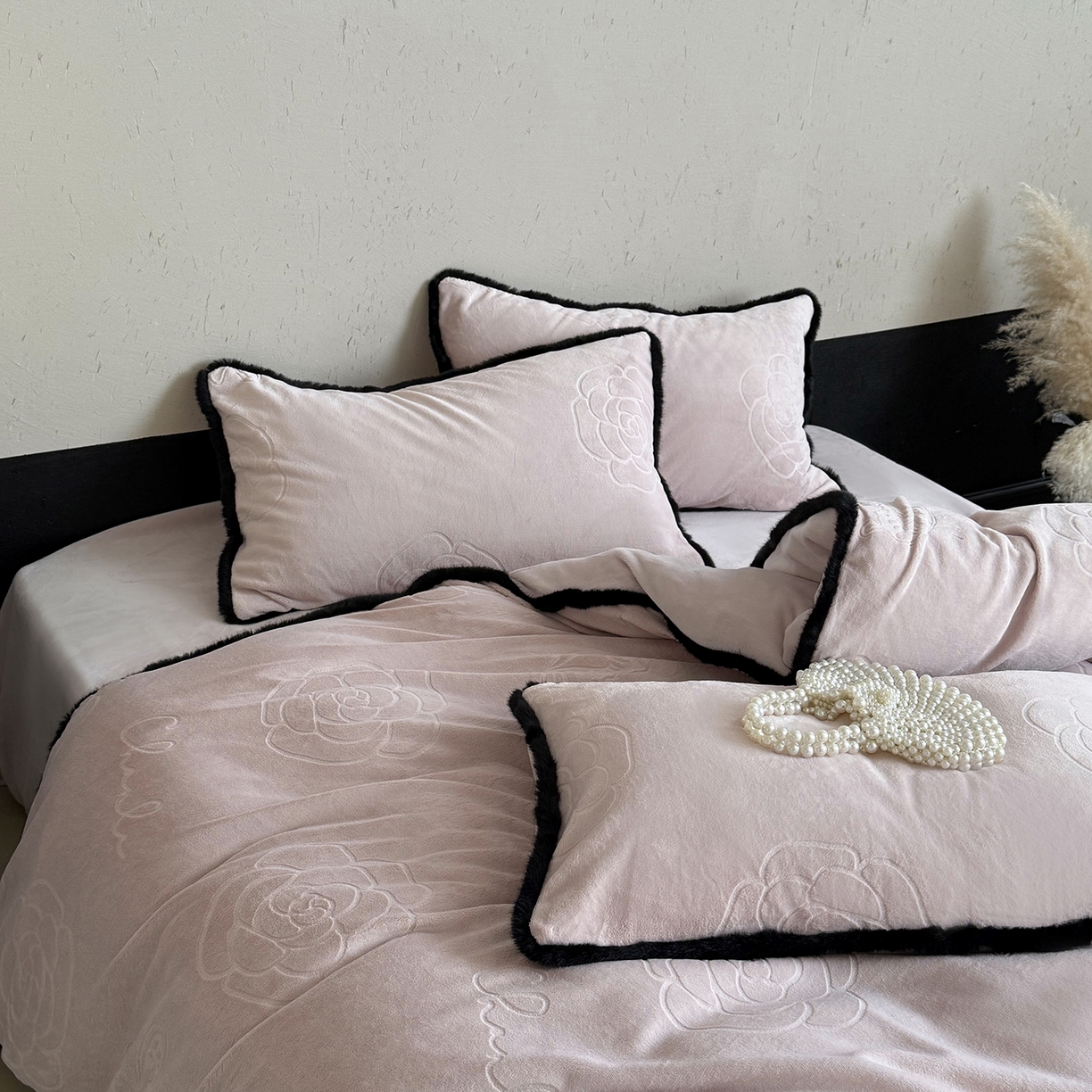 91家纺网 家纺一手货源 找家纺 三味舒屋 2025新款毛边雕花牛奶绒四件套-纪芙拉 纪芙-拉粉