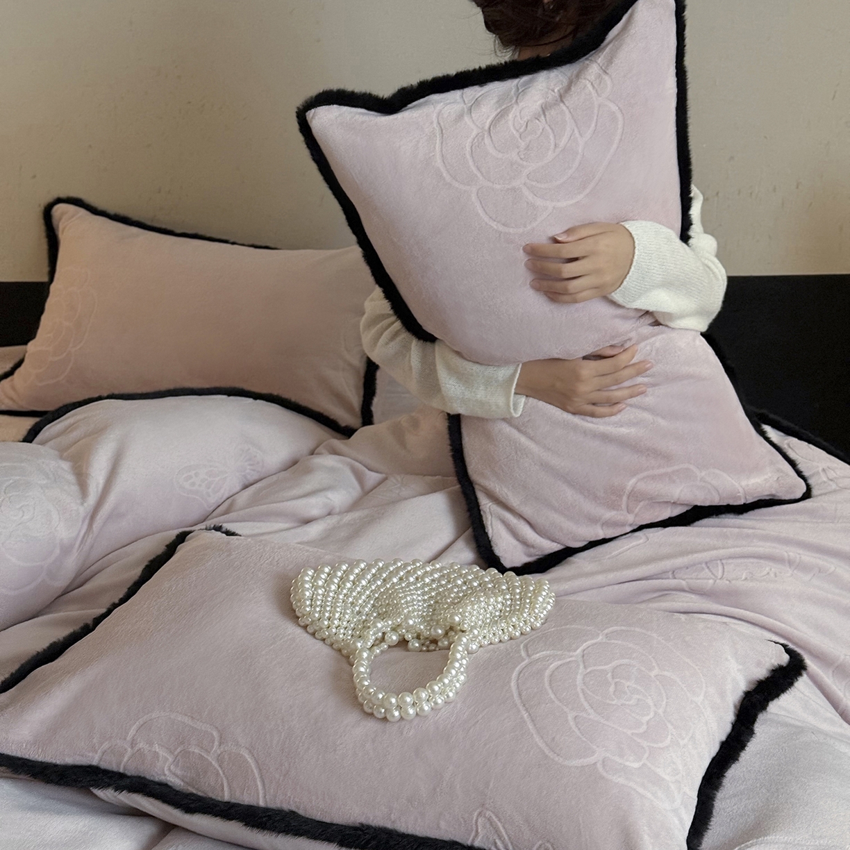 91家纺网 家纺一手货源 找家纺 三味舒屋 2025新款毛边雕花牛奶绒四件套-纪芙拉 纪芙-拉粉