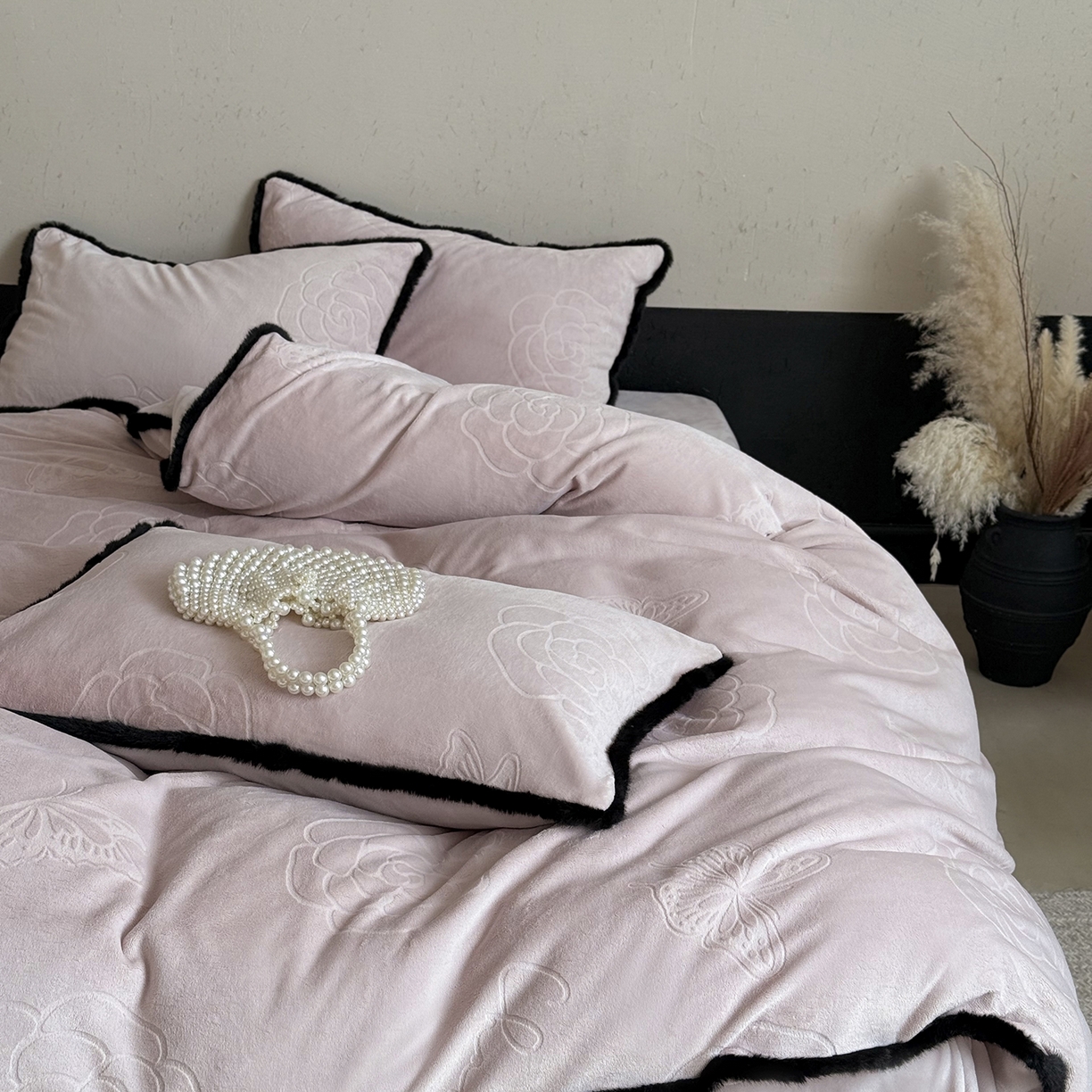 91家纺网 家纺一手货源 找家纺 （总）三味舒屋 2025新款毛边雕花牛奶绒四件套-纪芙拉