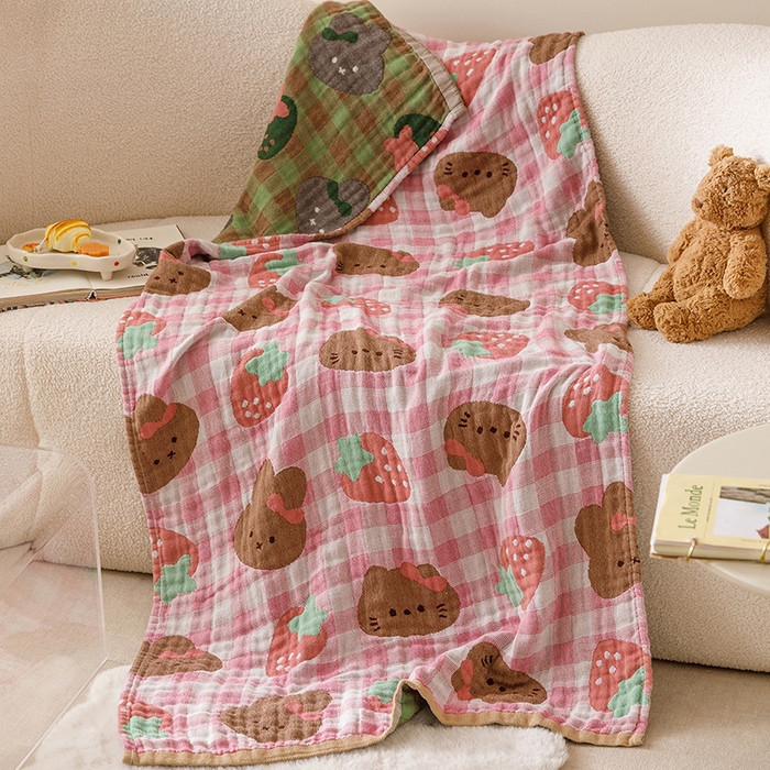 91家纺网 家纺一手货源 找家纺 麻依 2025新款全棉四层纱布浴巾披肩旅行毯 草莓猫咪