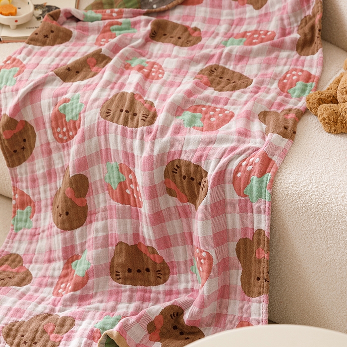 91家纺网 家纺一手货源 找家纺 麻依 2025新款全棉四层纱布浴巾披肩旅行毯 草莓猫咪