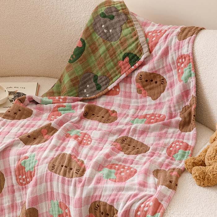 91家纺网 家纺一手货源 找家纺 麻依 2025新款全棉四层纱布浴巾披肩旅行毯 草莓猫咪