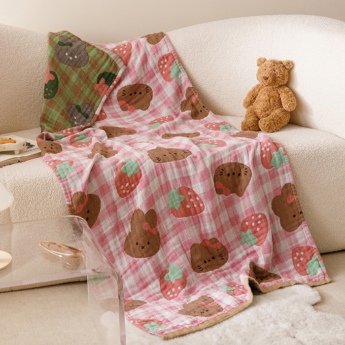 91家纺网 家纺一手货源 找家纺 麻依 2025新款全棉四层纱布浴巾披肩旅行毯 草莓猫咪