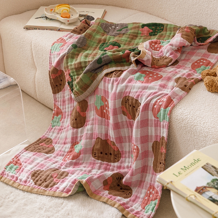 91家纺网 家纺一手货源 找家纺 麻依 2025新款全棉四层纱布浴巾披肩旅行毯 草莓猫咪