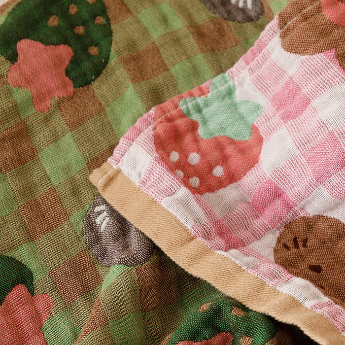 91家纺网 家纺一手货源 找家纺 麻依 2025新款全棉四层纱布浴巾披肩旅行毯 草莓猫咪