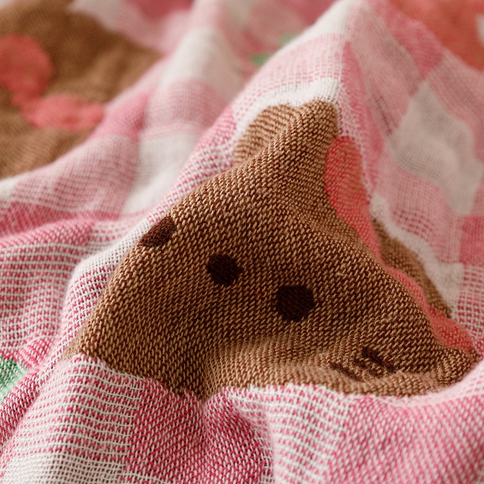 91家纺网 家纺一手货源 找家纺 麻依 2025新款全棉四层纱布浴巾披肩旅行毯 草莓猫咪