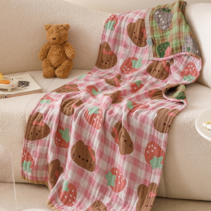 91家纺网 家纺一手货源 找家纺 麻依 2025新款全棉四层纱布浴巾披肩旅行毯 草莓猫咪