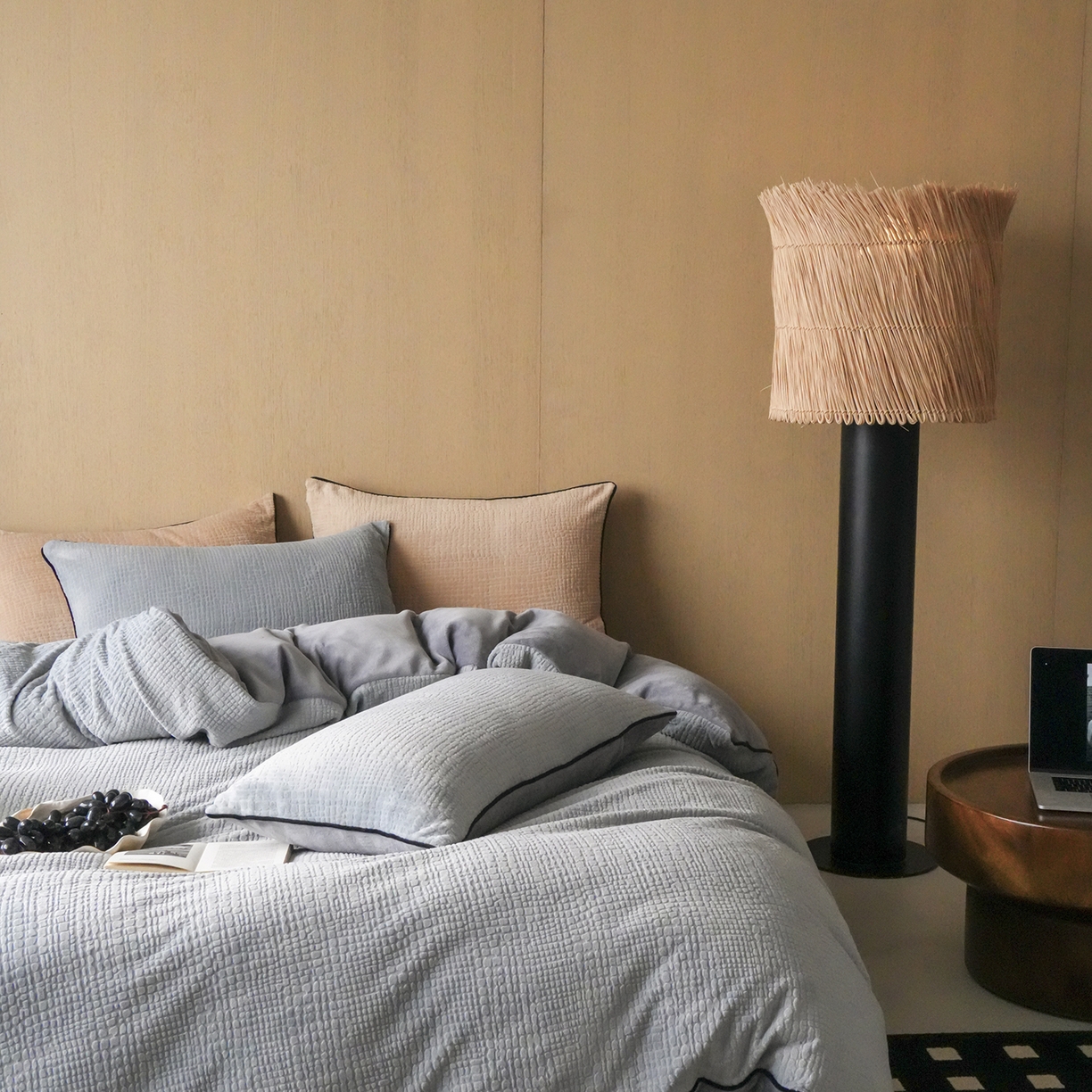 91家纺网 家纺一手货源 找家纺 三味舒屋 2025新款230克高克重雕花牛奶绒麻绳款四件套-素纹 素纹灰