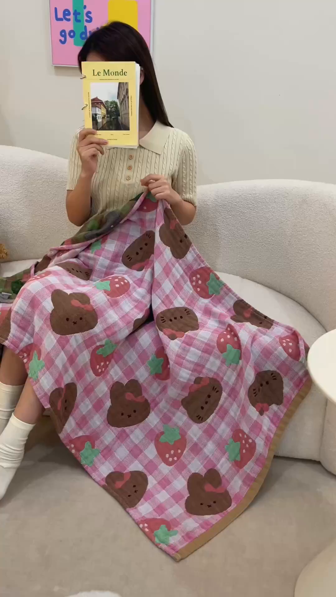 91家纺网 家纺一手货源 找家纺 麻依 2025新款全棉四层纱布浴巾披肩旅行毯 草莓猫咪