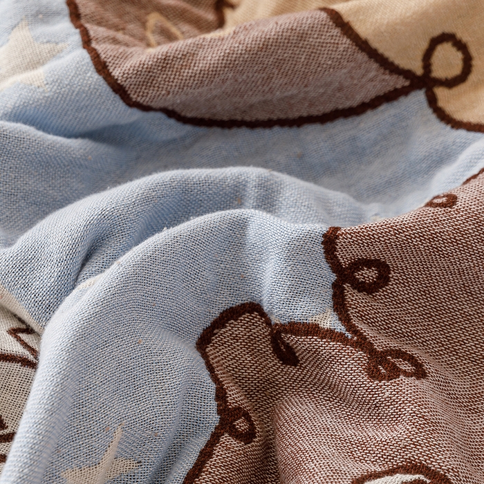 91家纺网 家纺一手货源 找家纺 麻依 2025新款全棉四层纱布浴巾披肩旅行毯 动物蛋糕