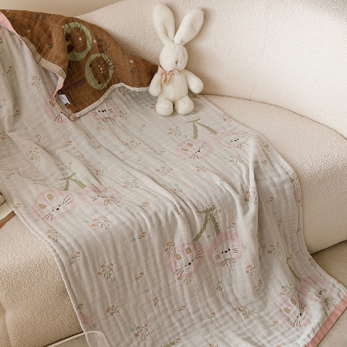 91家纺网 家纺一手货源 找家纺 麻依 2025新款全棉四层纱布浴巾披肩旅行毯 樱桃兔猫