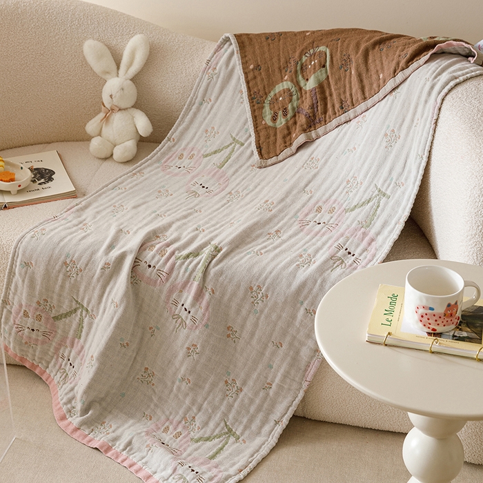 91家纺网 家纺一手货源 找家纺 麻依 2025新款全棉四层纱布浴巾披肩旅行毯 樱桃兔猫