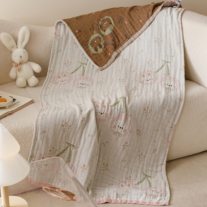 91家纺网 家纺一手货源 找家纺 麻依 2025新款全棉四层纱布浴巾披肩旅行毯 樱桃兔猫