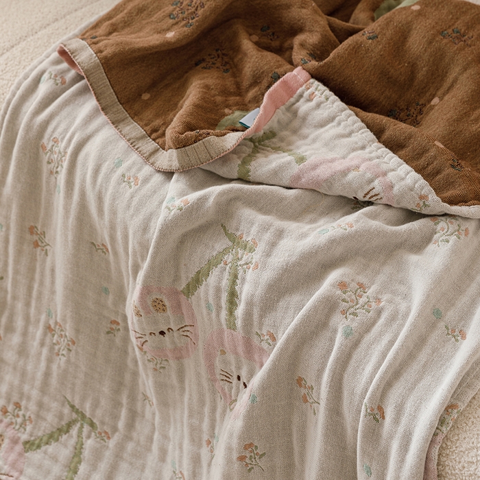 91家纺网 家纺一手货源 找家纺 麻依 2025新款全棉四层纱布浴巾披肩旅行毯 樱桃兔猫