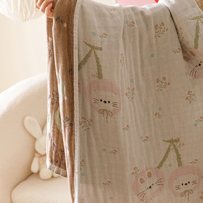 91家纺网 家纺一手货源 找家纺 麻依 2025新款全棉四层纱布浴巾披肩旅行毯 樱桃兔猫