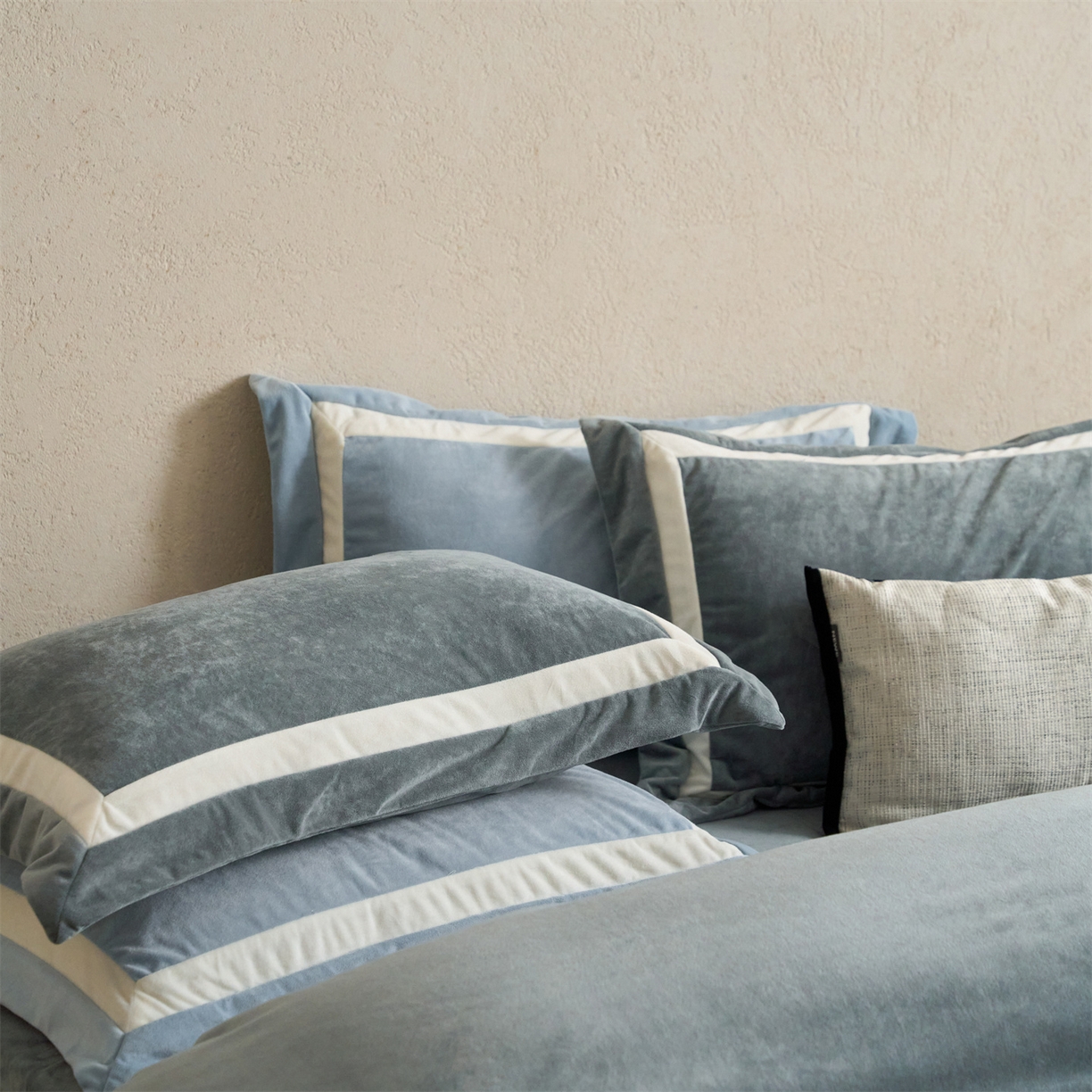 91家纺网 家纺一手货源 找家纺 121 2025新款轻奢新法式德芙绒宝宝绒婴儿绒短毛绒牛奶绒四件套床单被套 繁华-草木灰