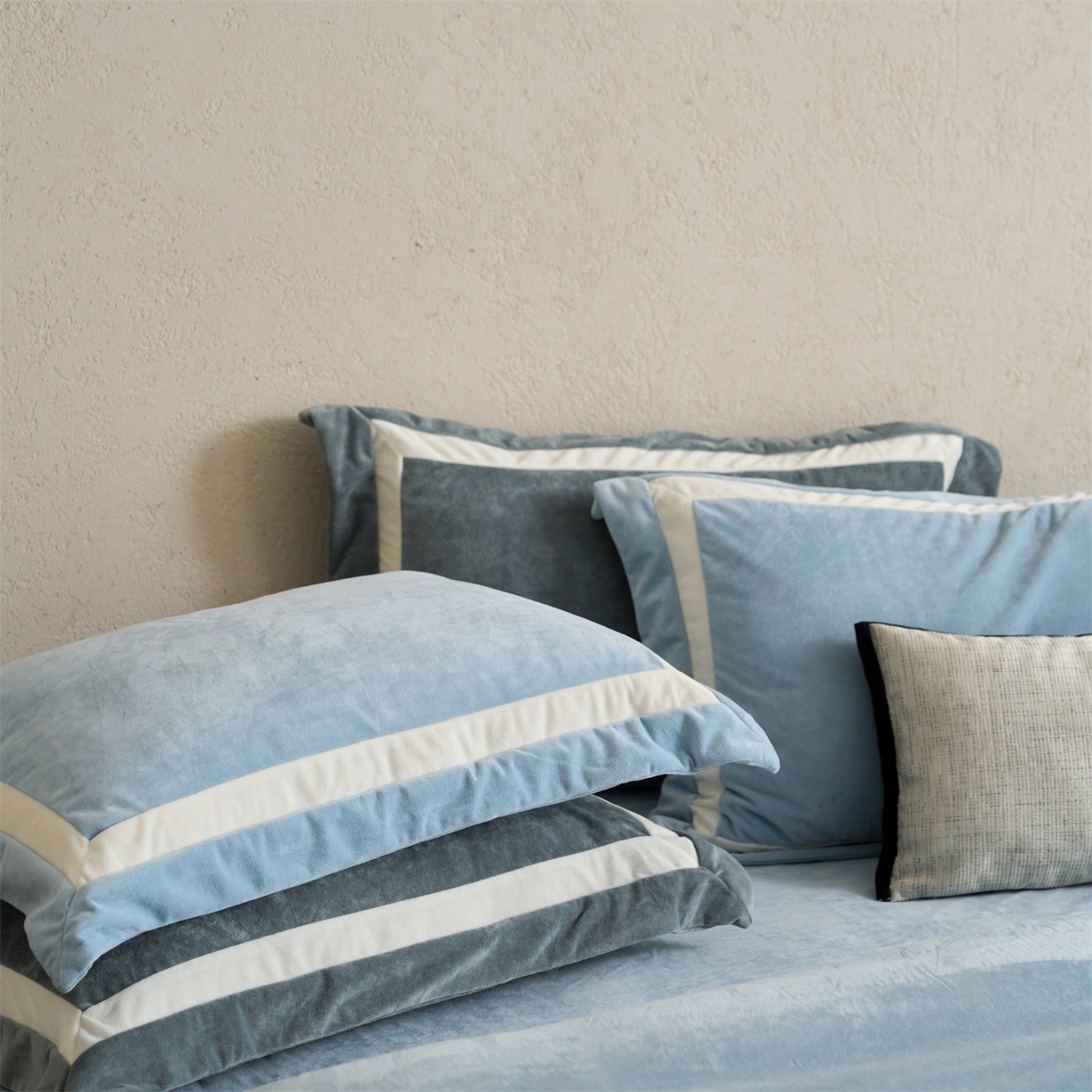 91家纺网 家纺一手货源 找家纺 121 2025新款轻奢新法式德芙绒宝宝绒婴儿绒短毛绒牛奶绒四件套床单被套 繁华-和煦蓝