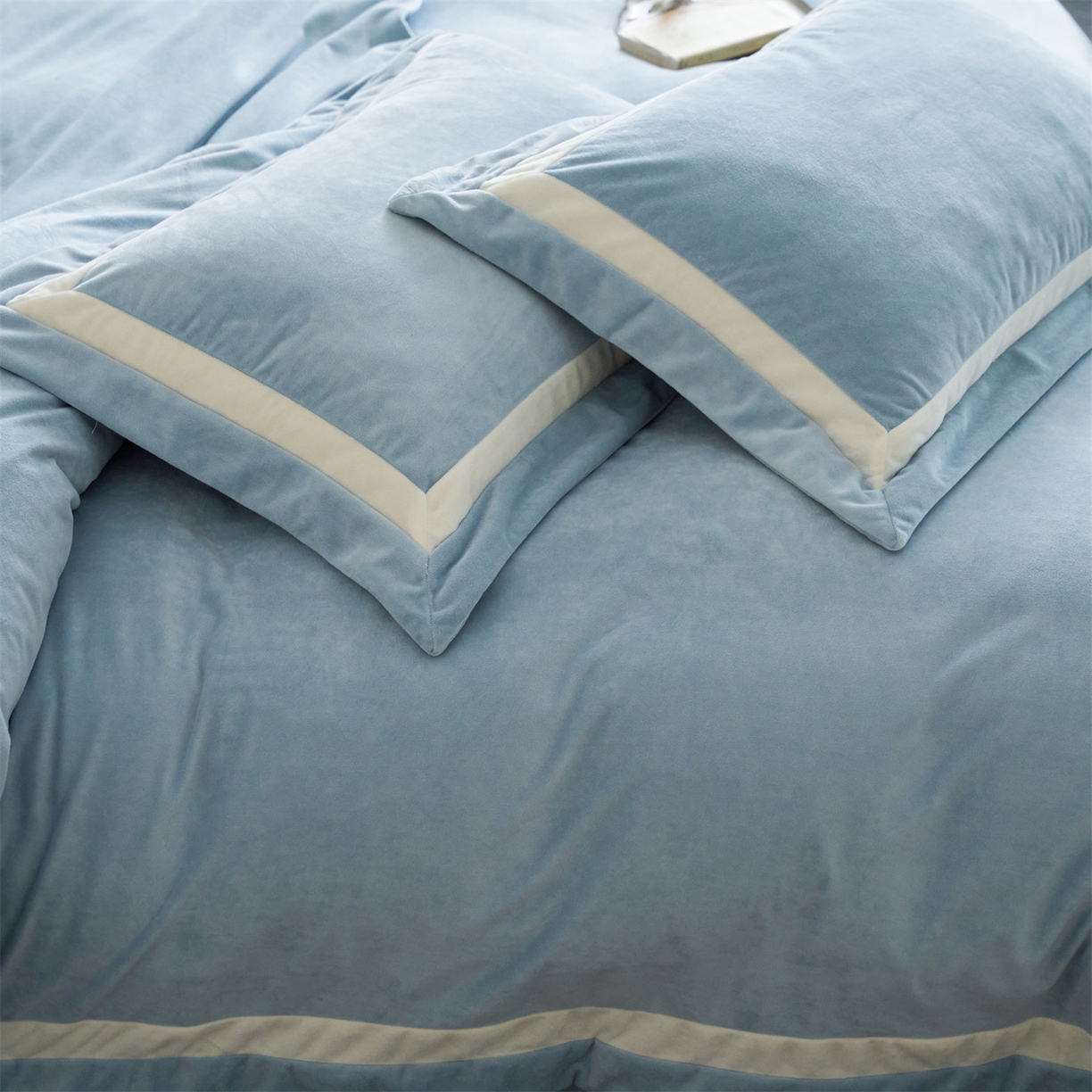 91家纺网 家纺一手货源 找家纺 121 2025新款轻奢新法式德芙绒宝宝绒婴儿绒短毛绒牛奶绒四件套床单被套 繁华-和煦蓝