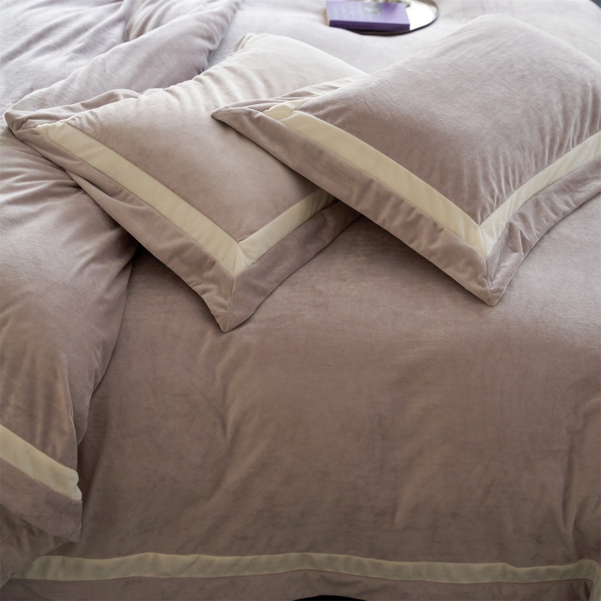 91家纺网 家纺一手货源 找家纺 121 2025新款轻奢新法式德芙绒宝宝绒婴儿绒短毛绒牛奶绒四件套床单被套 繁华-浪漫紫