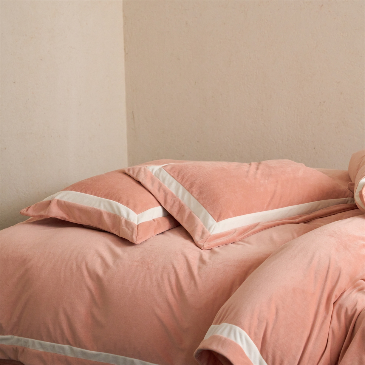 91家纺网 家纺一手货源 找家纺 121 2025新款轻奢新法式德芙绒宝宝绒婴儿绒短毛绒牛奶绒四件套床单被套 繁华-琳琅粉