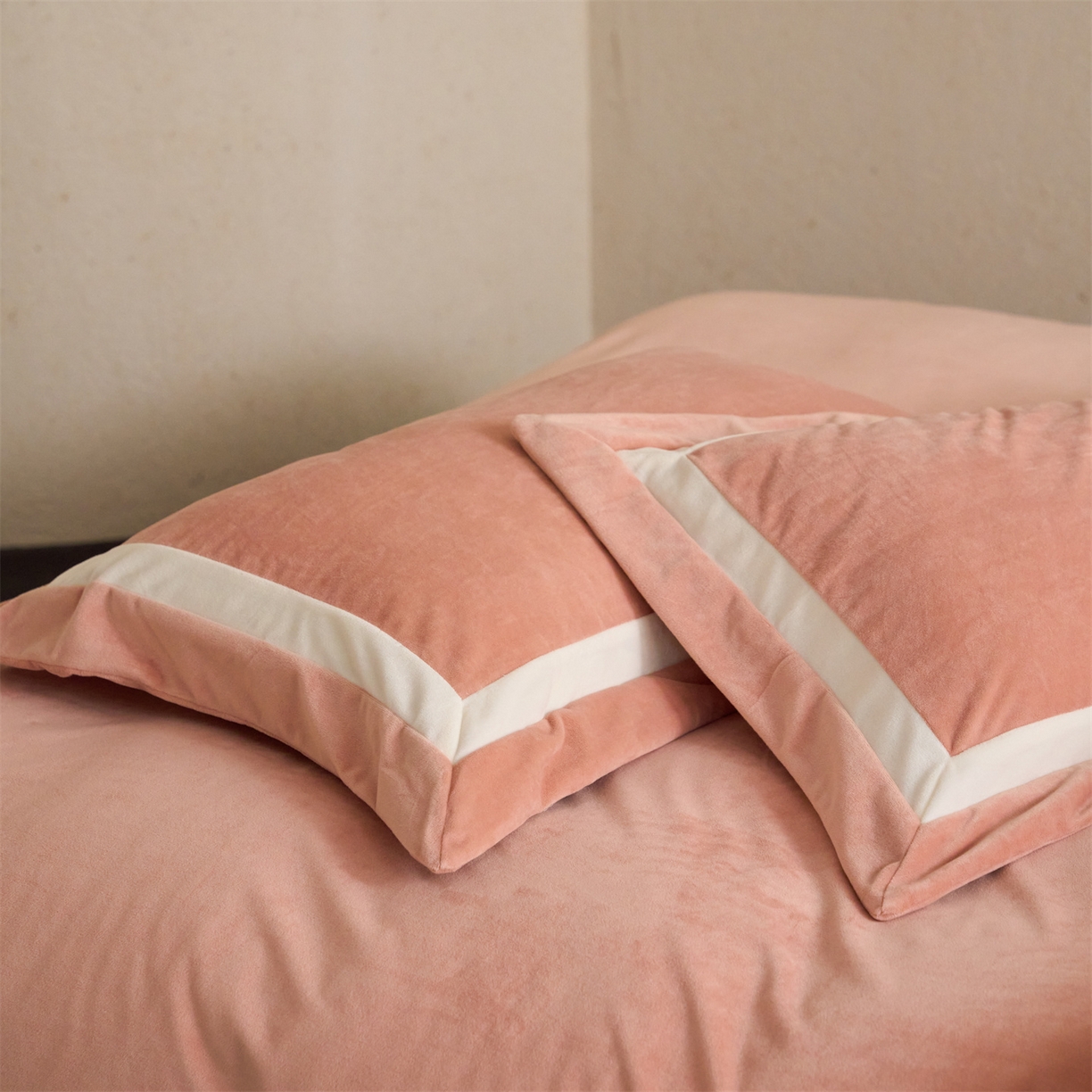 91家纺网 家纺一手货源 找家纺 121 2025新款轻奢新法式德芙绒宝宝绒婴儿绒短毛绒牛奶绒四件套床单被套 繁华-琳琅粉