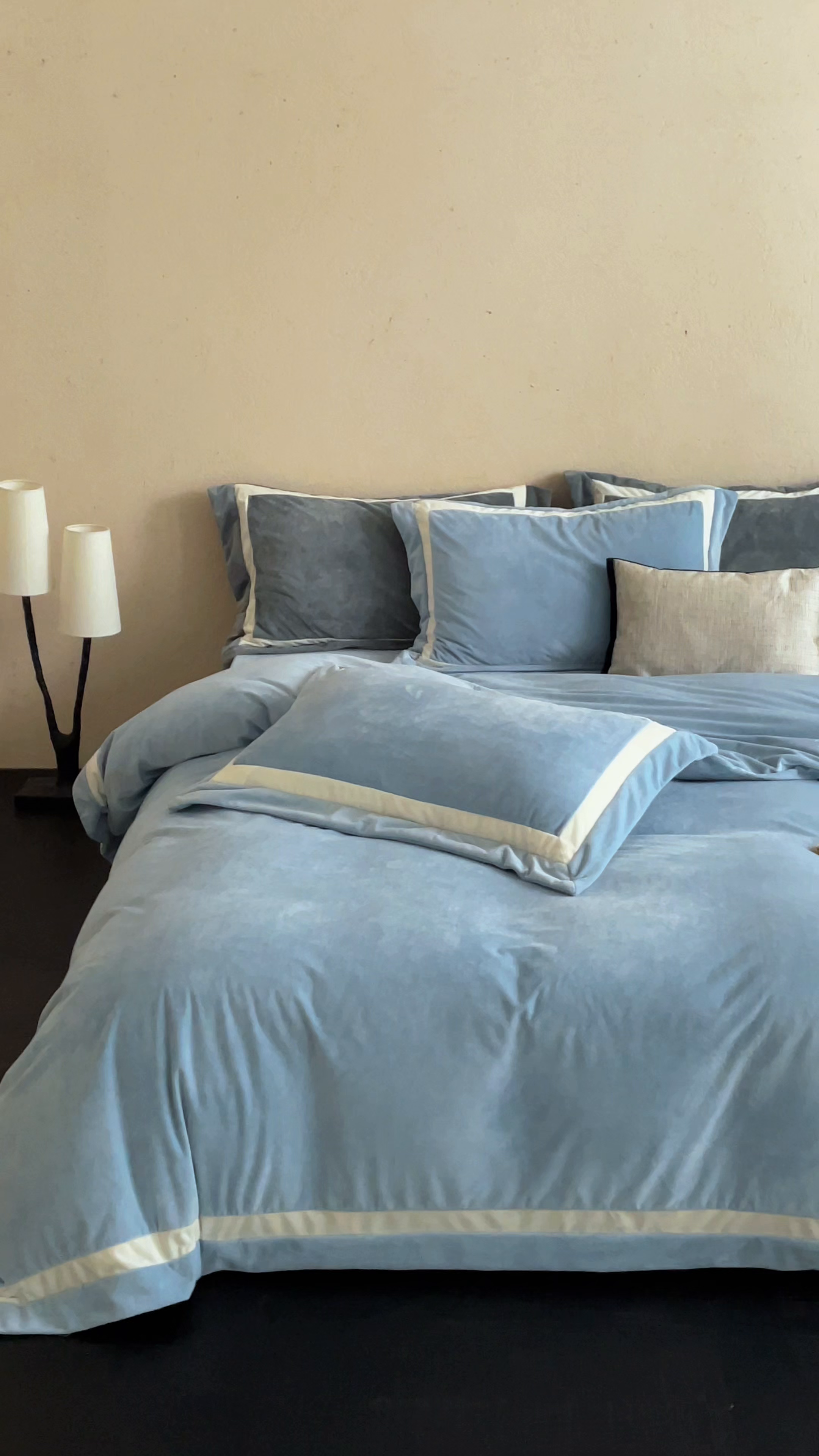 91家纺网 家纺一手货源 找家纺 121 2025新款轻奢新法式德芙绒宝宝绒婴儿绒短毛绒牛奶绒四件套床单被套 繁华-和煦蓝