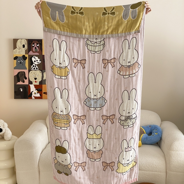 91家纺网 家纺一手货源 找家纺 麻依 2025新款软萌纱布浴巾四层全棉纱布浴巾 呆萌米菲 80*160