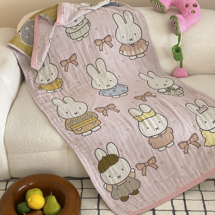 91家纺网 家纺一手货源 找家纺 麻依 2025新款软萌纱布浴巾四层全棉纱布浴巾 呆萌米菲 80*160