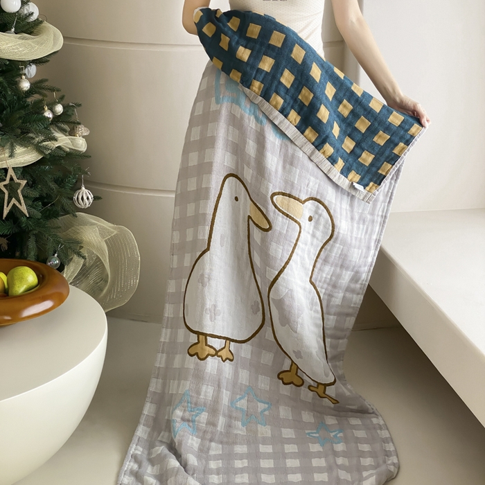 91家纺网 家纺一手货源 找家纺 麻依 2025新款软萌纱布浴巾四层全棉纱布浴巾 星格小鸭 80*160