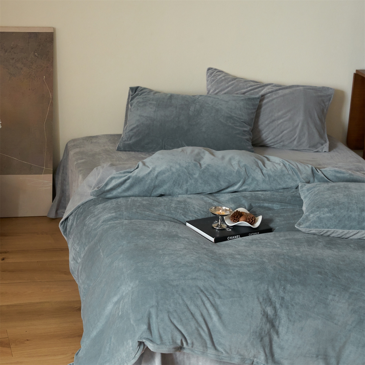 91家纺网 家纺一手货源 找家纺 121 2025新款轻奢新法式德芙绒宝宝绒婴儿绒短毛绒牛奶绒四件套床单被套 冷灰烟灰