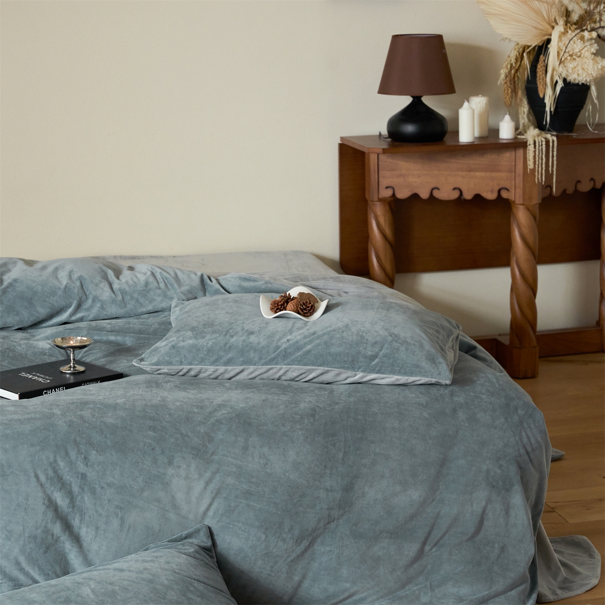 91家纺网 家纺一手货源 找家纺 121 2025新款轻奢新法式德芙绒宝宝绒婴儿绒短毛绒牛奶绒四件套床单被套 冷灰烟灰